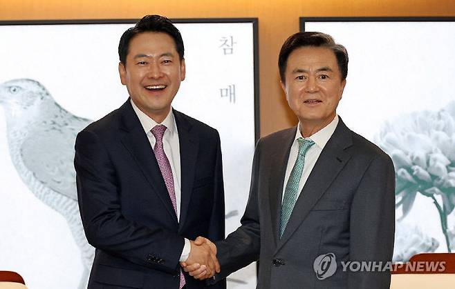 장동혁 국민의힘 대표가 14일 김태흠 충남지사를 찾아 대전·충남 행정통합 추진 논의를 진행했다. /사진=연합뉴스