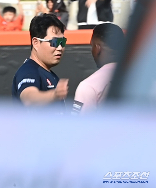 페라자가 또? 며칠 전에 하더니 또다시 폴더 인사를...이런 예의 바른 남자를 봤나[대전 현장]