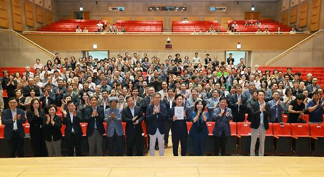 대전시장직 인수위원회는 14일 시청 대강당에서 허태정 대전시장과 박정현 인수위원장을 비롯해 인수위원 및 자문위원, 관계 공무원, 시민 등 300여 명이 참석한 가운데 성과보고회를 가졌다.사진제공은 대전시