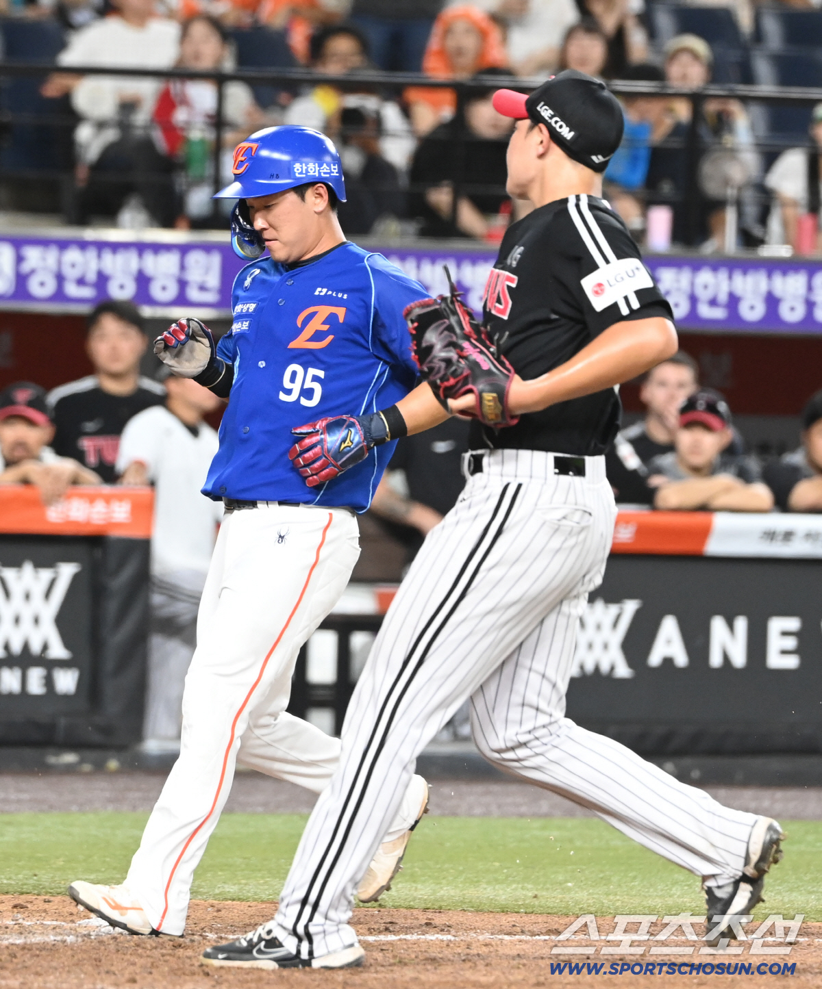 26일 대전 한화생명볼파크에서 열린 LG와 한화의 경기. 8회말 1사 만루 한지윤 타석때 3루주자 황영묵이 양우진의 폭투에 홈을 밟고 있다. 대전=허상욱 기자 wook@sportschosun.com/2026.07.26/